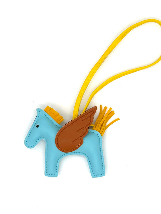 Charm Pegaso Azul cielo/ Café