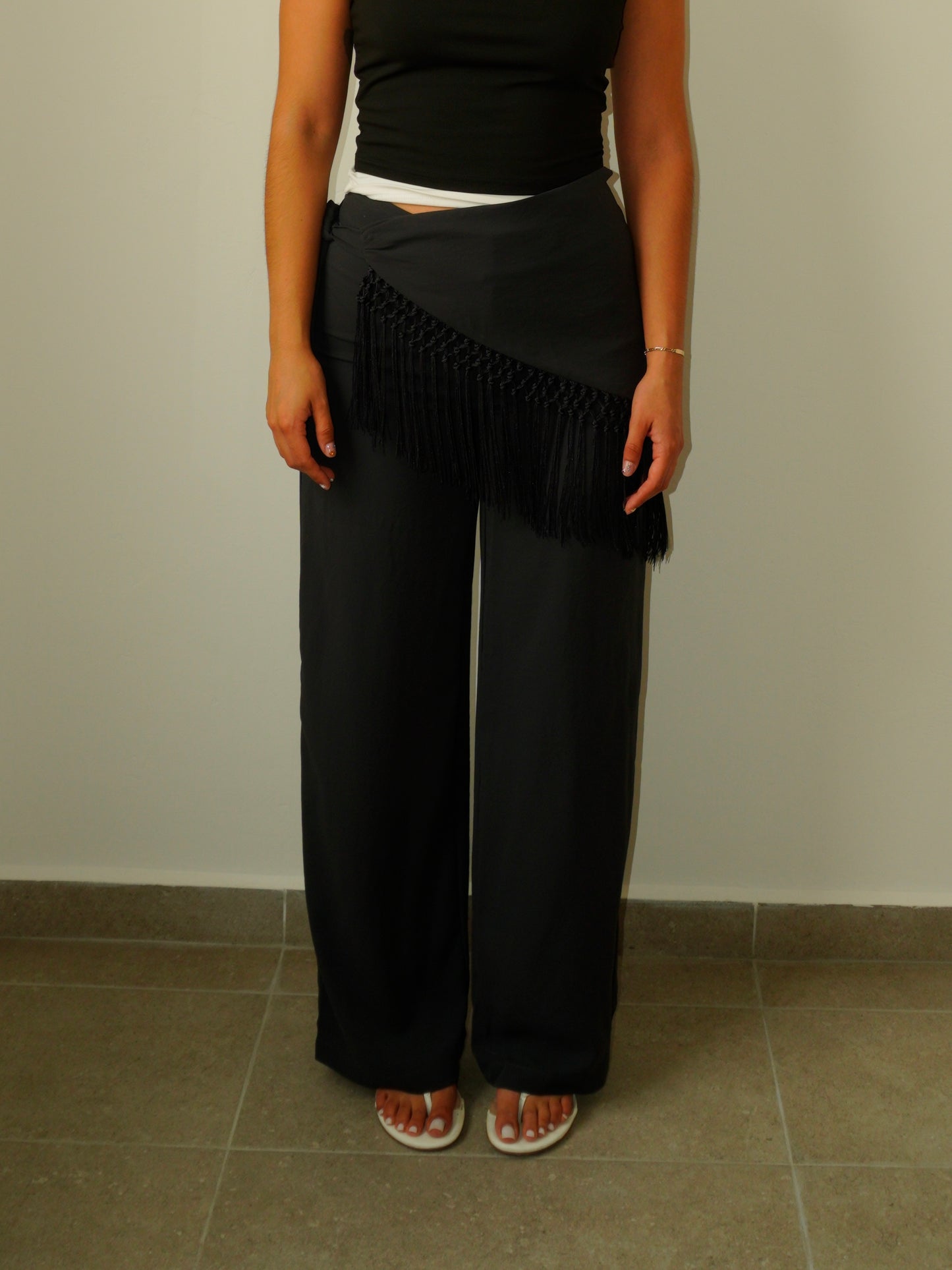 Pantalón Negro con flecos